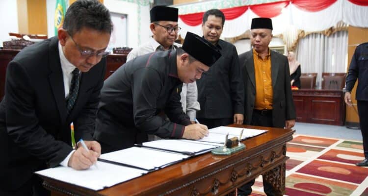 Penandatanganan nota pengesahan enam raperda menjadi perda di Ruang Rapat Paripurna DPRD Kota Pontianak, Jumat (18/08/2023). (Foto: Indri)