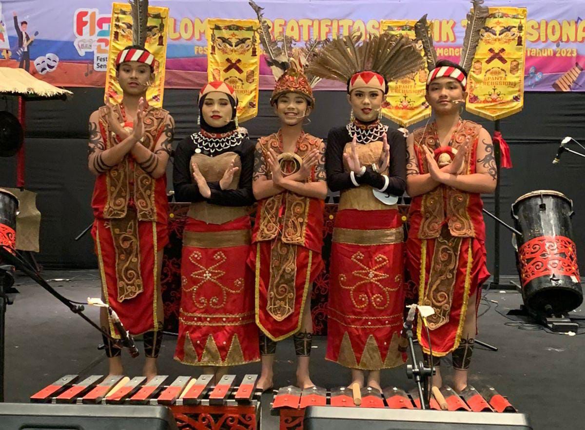 Tim Spanta Percussion dari SMPN 3 Pontianak sukses mempersembahkan medali emas sebagai Penyaji Musik Tradisional Terbaik mewakili Provinsi Kalbar, pada ajang FLS2N. (Foto: Indri)