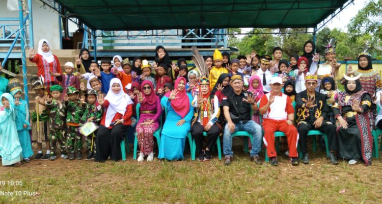 Foto bersama peserta karnaval keliling Kampung Tanjung Jati. (Foto: Ishaq)