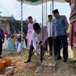 Gubernur Kalbar, Sutarmidji melakukan peletakan batu pertama pembangunan Masjid Nurul Mu'minin Parit Keladi 2, Kecamatan Sungai Kakap, Kabupaten Kubu Raya. (Foto: Biro Adpim For KalbarOnline.com)