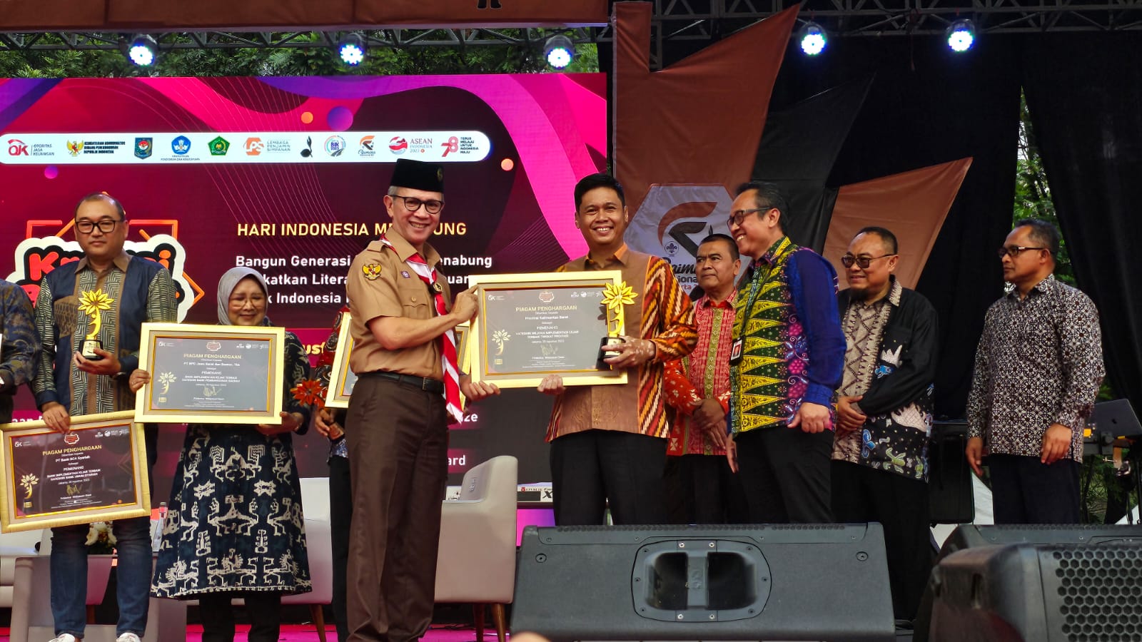 Mewakli Gubernur Kalbar, Harry Ronaldi Mahaputrawan menerima penghargaan “Kejar Awards 2023”. (Foto: Jauhari)