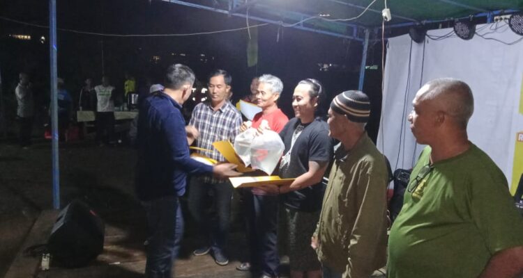 Suasana pembagian hadiah kepada para pemenang lomba pada Malam Penutupan Memeriahkan HUT RI ke 78 di Kelurahan Hilir Kantor. (Foto: Ishaq/KalbarOnline.com)