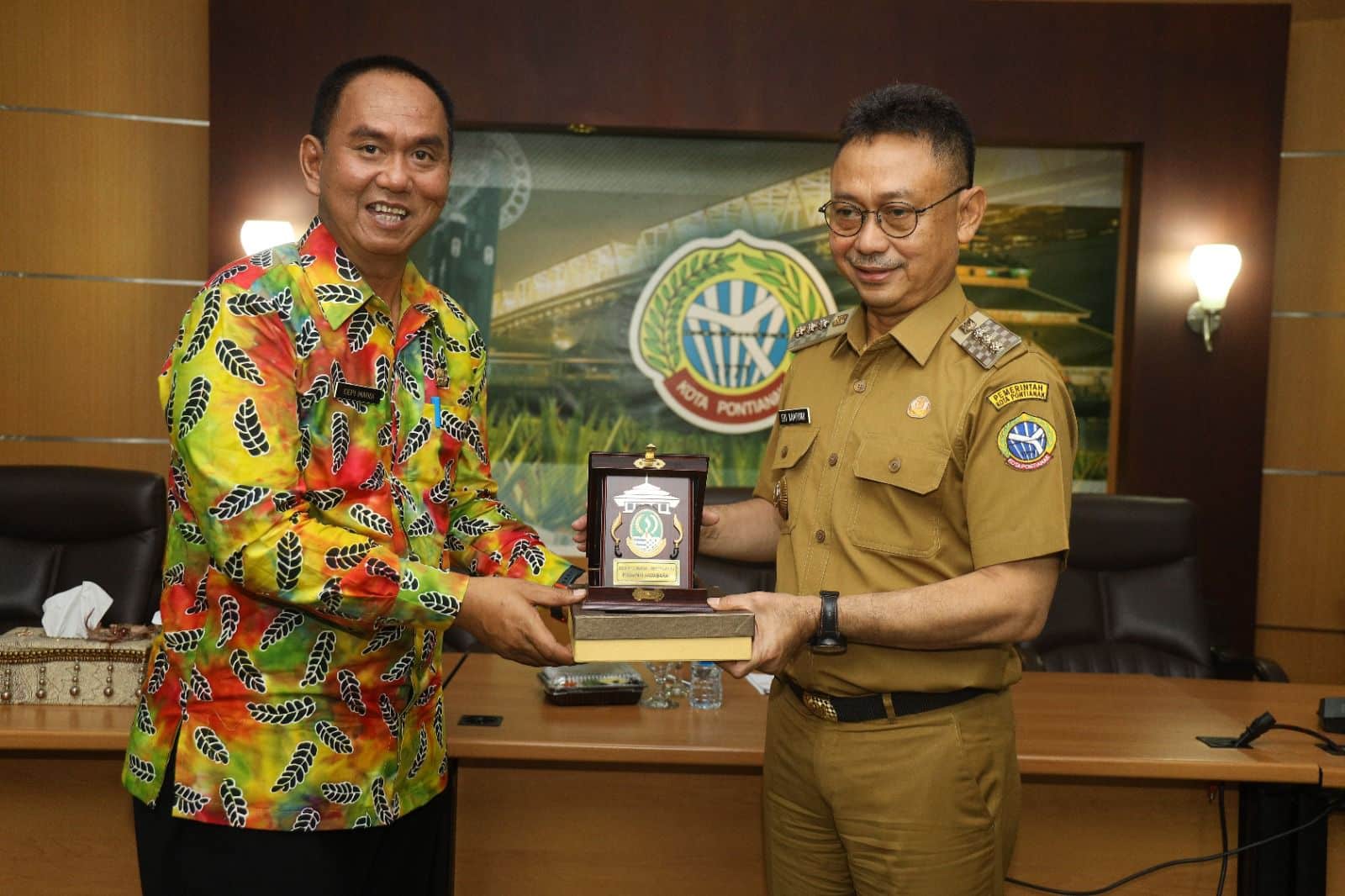 Plh Kepala BPSDM Provinsi Jawa Barat, Cepy Mahdi menyerahkan cenderamata kepada Wali Kota Pontianak, Edi Rusdi Kamtono. (Foto: Indri)