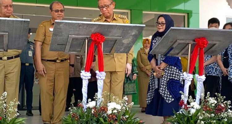 Gubernur Kalbar, Sutarmidji meresmikan gedung baru radioterapi dan gedung jantung terpadu di RSUD dr. Soedarso Pontianak, Kalimantan Barat, Senin (21/08/2023). (Foto: Indri)