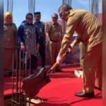 Gubernur Kalbar, Sutarmidji melakukan peletakan batu pertama pembangunan gedung poliklinik terpadu dan gedung perawatan anak RSUD dr. Soedarso. (Foto: Indri/KalbarOnline.com)