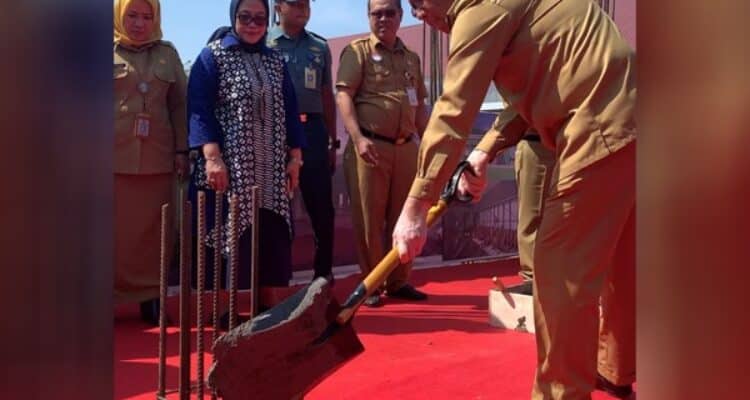 Gubernur Kalbar, Sutarmidji melakukan peletakan batu pertama pembangunan gedung poliklinik terpadu dan gedung perawatan anak RSUD dr. Soedarso. (Foto: Indri/KalbarOnline.com)