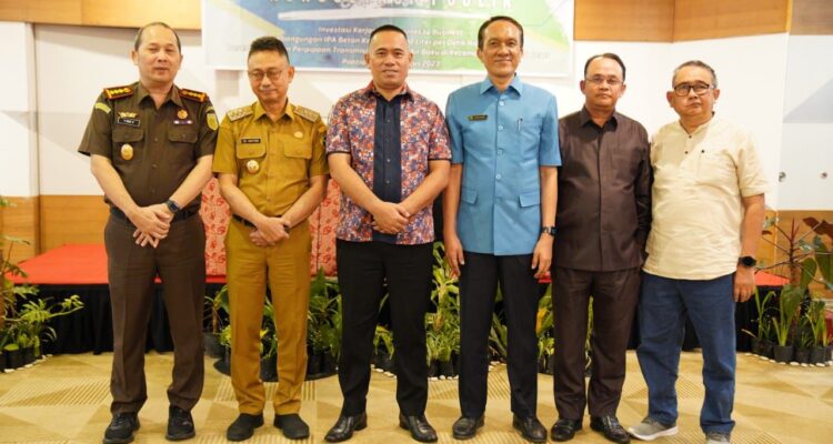 Foto bersama usai membuka konsultasi publik membahas kerja sama business to business pembangunan IPA Nipah Kuning. (Foto: Indri)