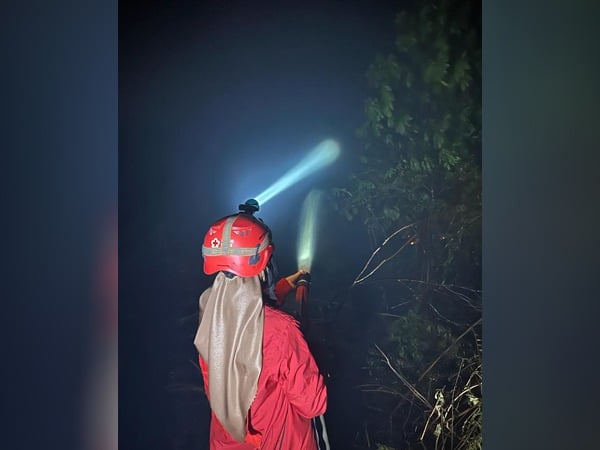 Kadisdikbud Kalbar, Rita Hastarita ikut memadamkan api karhutla hingga dini hari di kawasan dekat SMAN 4 Kubu Raya. (Foto: Jau/KalbarOnline.com)