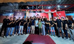 Bupati Kayong Utara, Citra Duani foto bersama pada acara penutupan turnamen JKU e-Sport Mobile Legends Piala Bergilir Bupati Tahun 2023. (Foto: Santo)