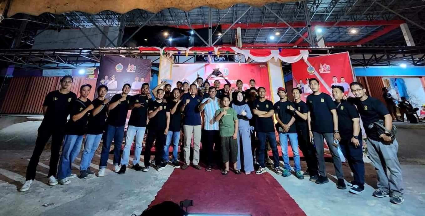 Bupati Kayong Utara, Citra Duani foto bersama pada acara penutupan turnamen JKU e-Sport Mobile Legends Piala Bergilir Bupati Tahun 2023. (Foto: Santo)