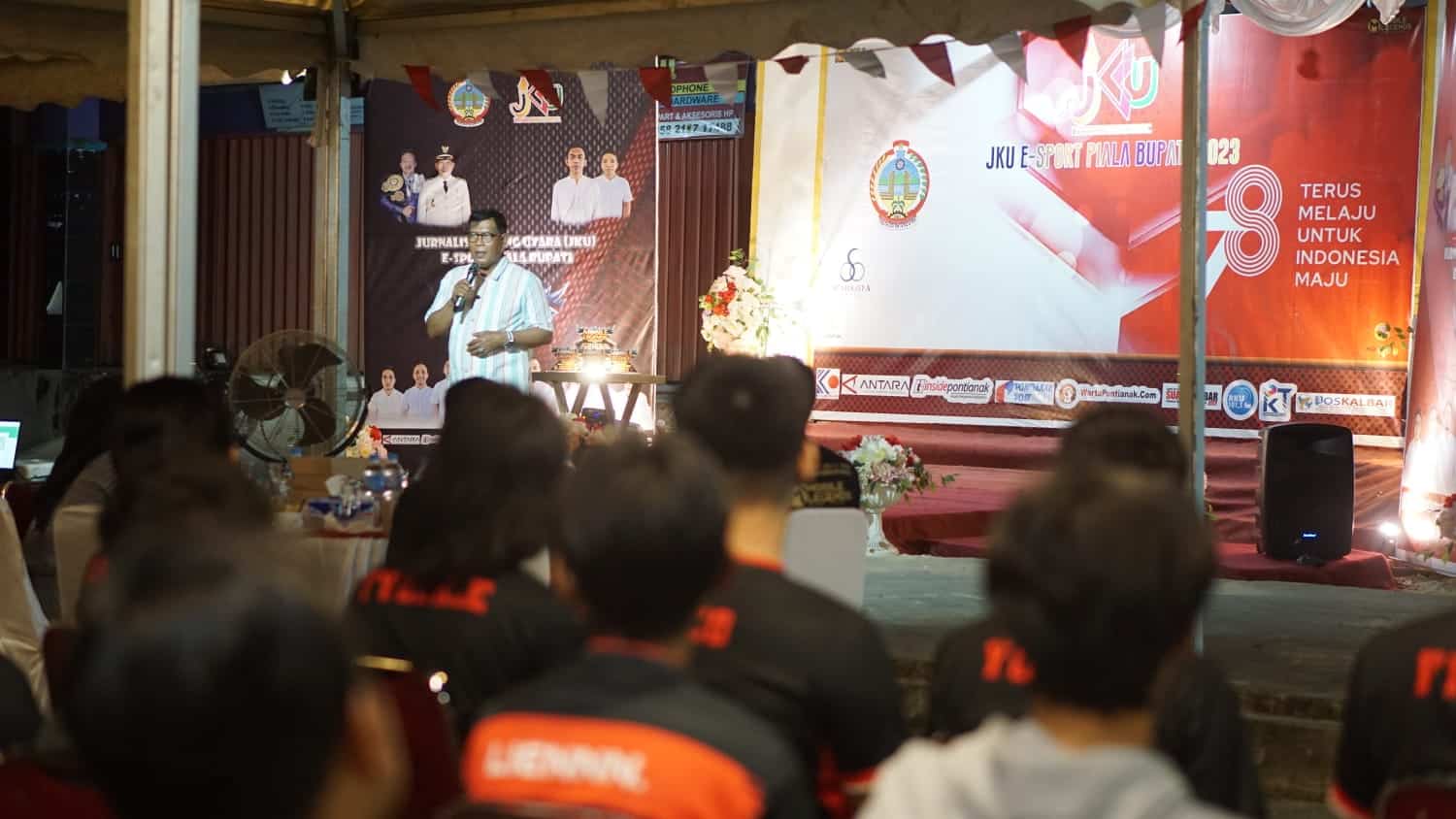 Bupati Kayong Utara, Citra Duani memberikan sambutan pada acara penutupan turnamen JKU e-Sport Mobile Legends Piala Bergilir Bupati Tahun 2023. (Foto: Santo)