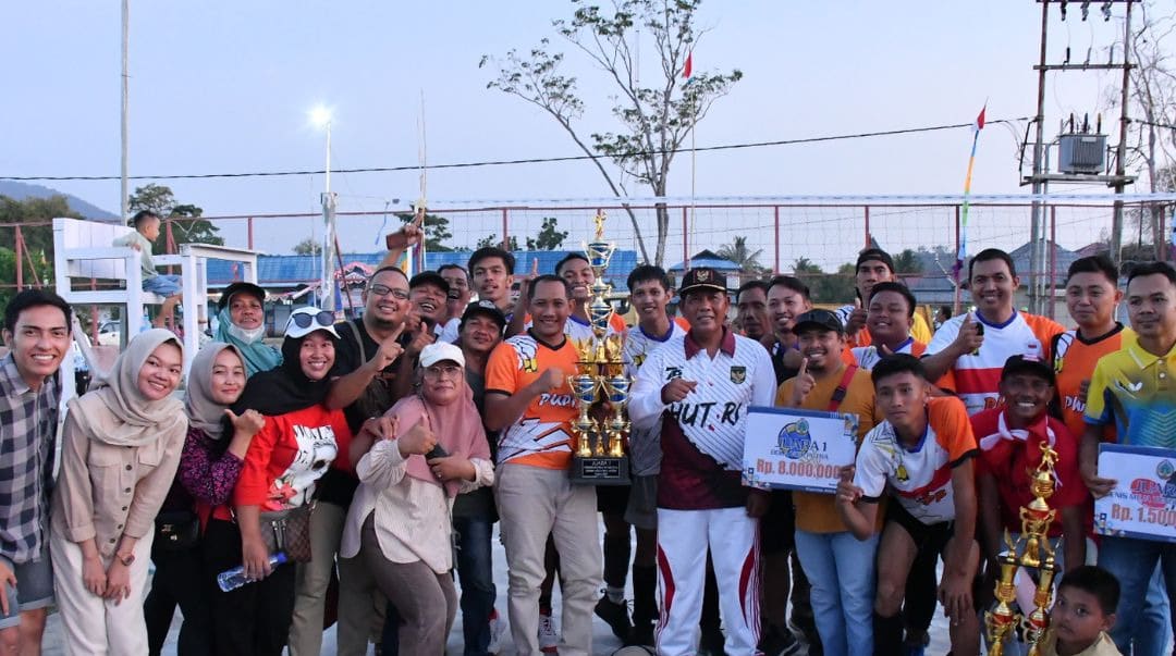 Bupati Kayong Utara, Citra Duani foto bersama para pemenang kejuaraan di Kecamatan Sukadana, Kabupaten Kayong Utara. (Foto: Santo)