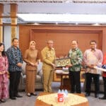 Gubernur Kalbar, Sutarmidji menerima cinderamata dari CEO Education Malaysia Global Services (EMGS), Encik Novie bin Tajudin. (Foto: Biro Adpim For KalbarOnline.com)