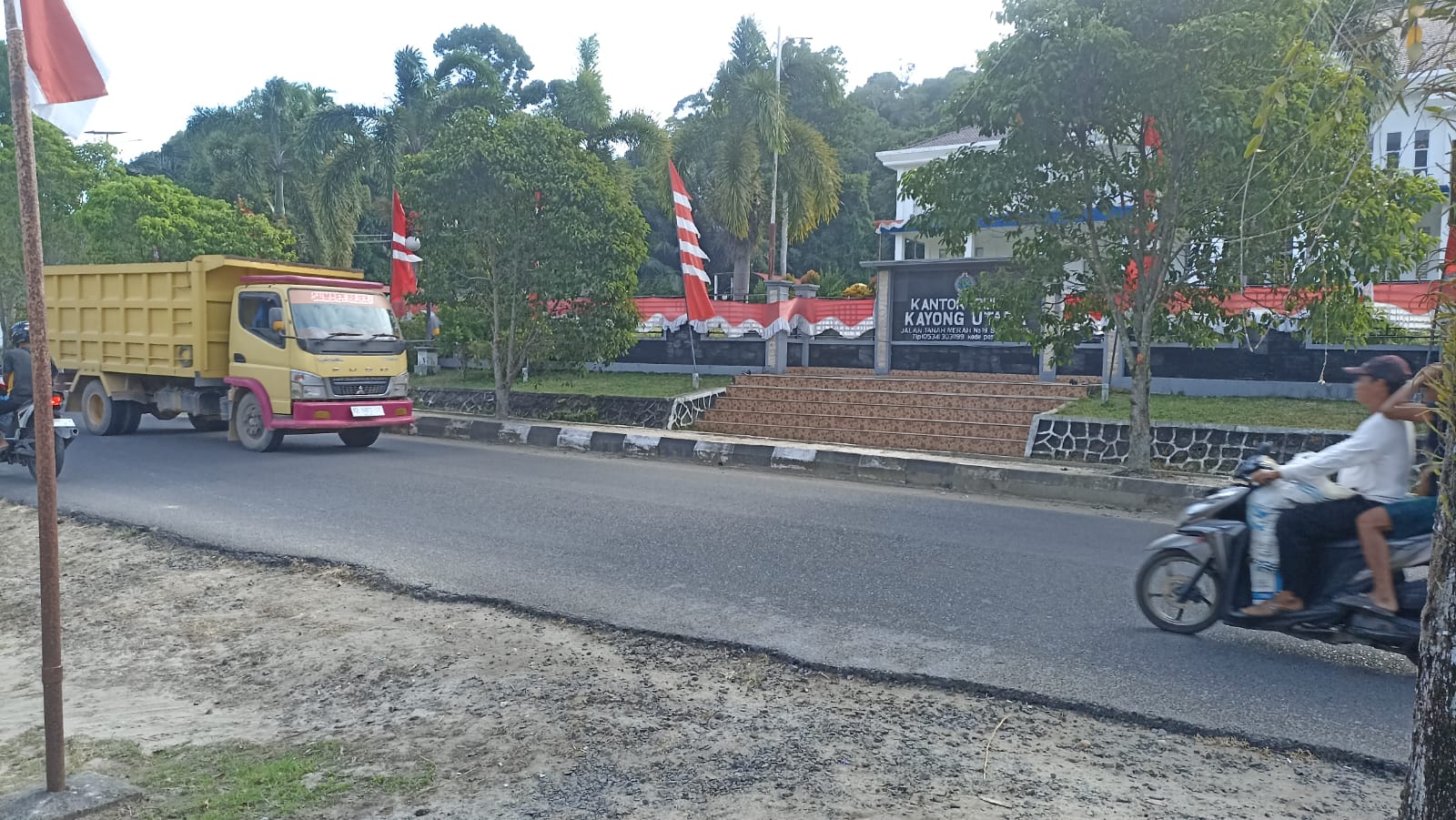 Sebuah truk terlihat ugal-ugalan di jalan raya Kecamatan Sukadana. (Foto: Santo)
