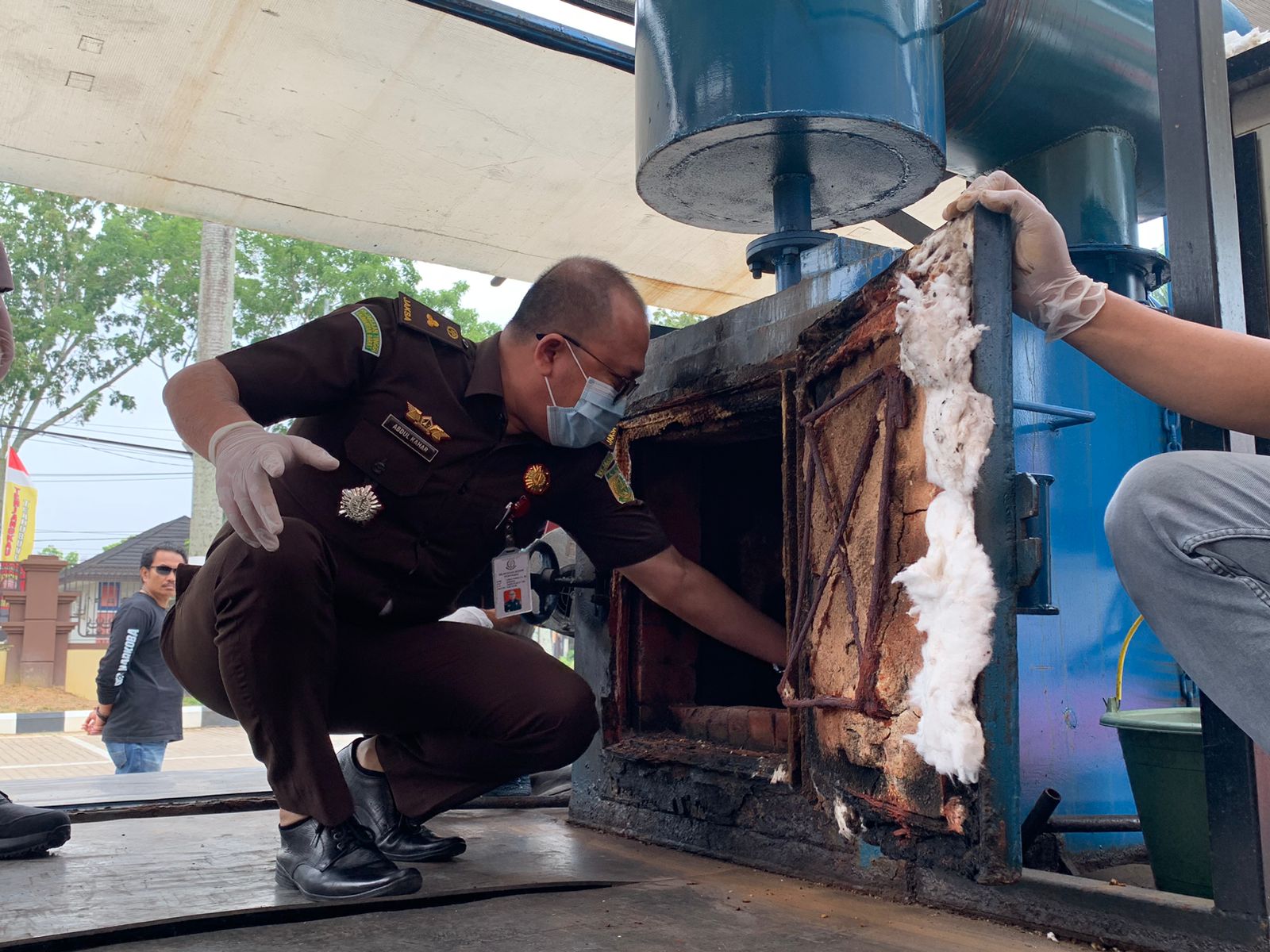 Kasi Pidum Kejari Pontianak, Abdul Kahar, saat memasukan sabu ke dalam mesin incinerator untuk dimusnahkan. (Foto: Indri)