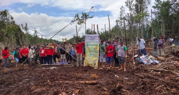 Masyarakat Dusun Permai Desa Kedamin Darat Kecamatan Putussibau Selatan menolak kehadiran PT BIA. (Foto: Ishaq)