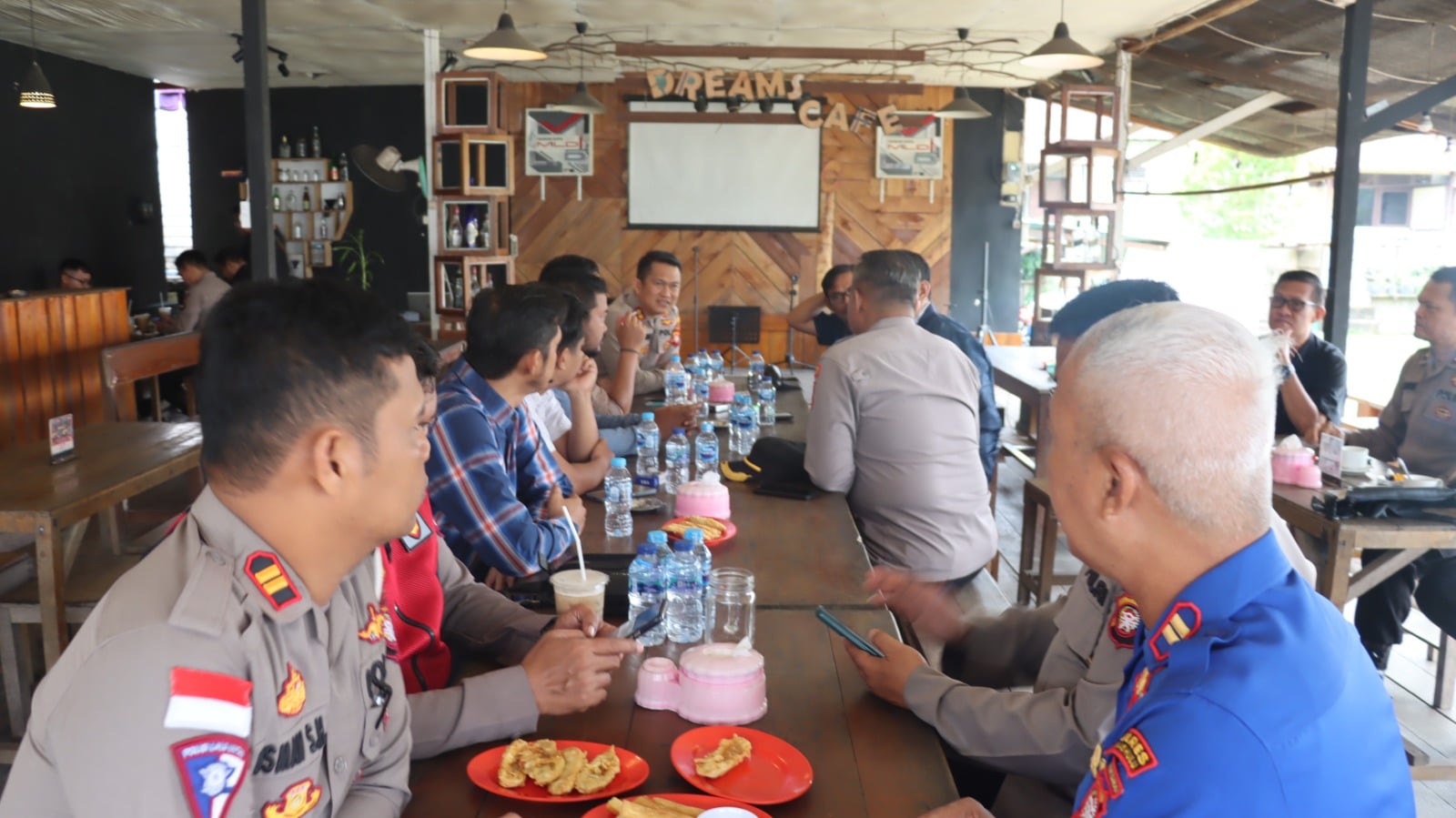 Kapolres Kapuas Hulu, AKBP Hendrawan bersama PJU Polres Kapuas Hulu coffe morning dengan wartawan. (Foto: Ishaq/KalbarOnline.com)