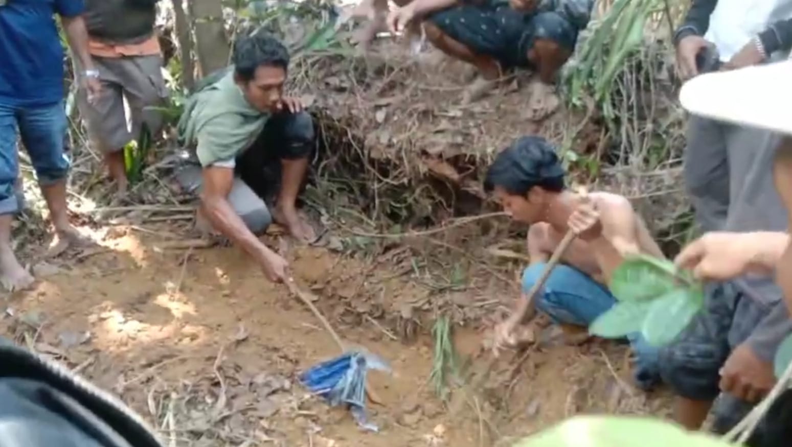 Tangkapan layar video penemuan mayat yang terkubur dalam hutan tak jauh dari pinggiran Sungai Pawan oleh warga. (Foto: Adi LC/KalbarOnline.com)