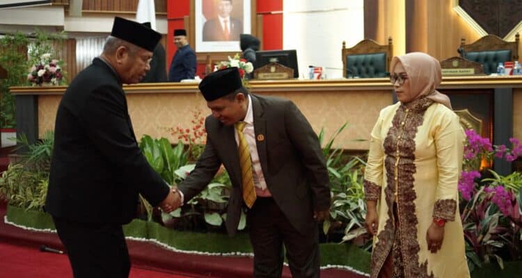 Sekda Kalbar, Harisson memberikan selamat kepada M Nurdin sebagai PAW Anggota DPRD Provinsi Kalbar dari Fraksi Golkar. (Foto: Biro Adpim For KalbarOnline.com)