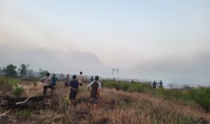 Polres Kayong Utara bersama stakeholder melakukan pemadaman api di Kepulauan Karimata. (Foto: Santo)