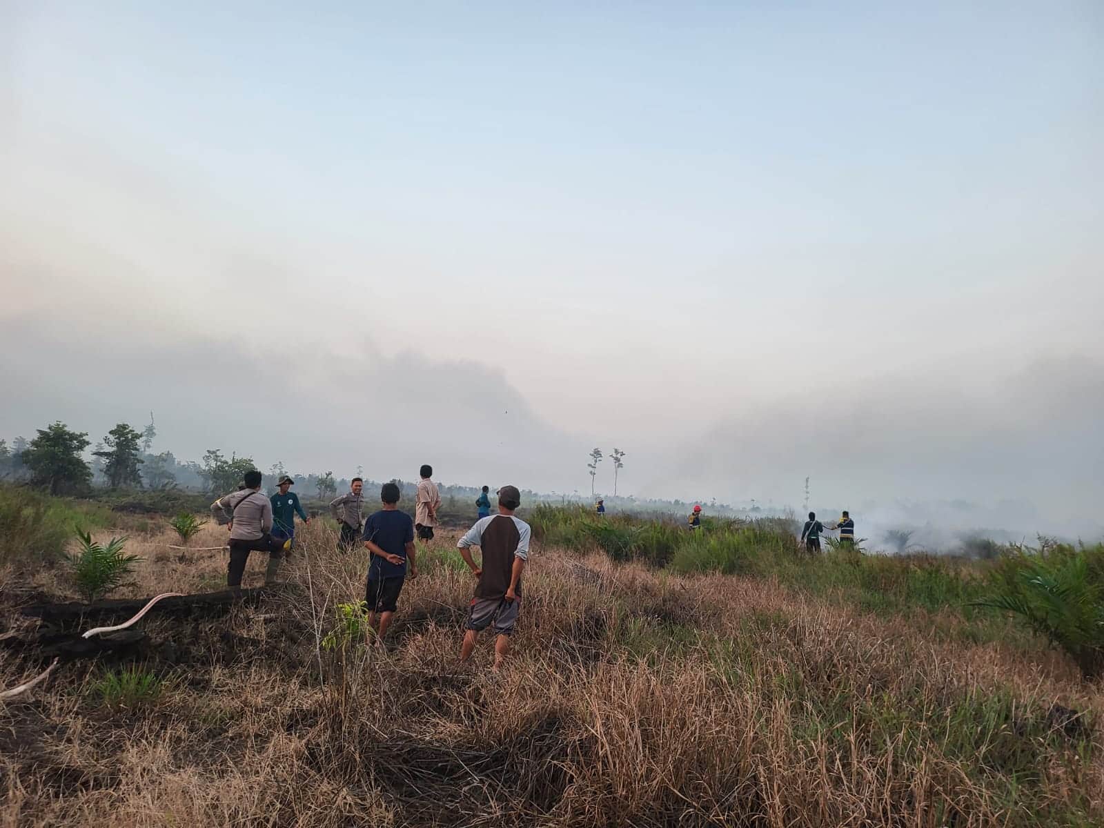 Polres Kayong Utara bersama stakeholder melakukan pemadaman api di Kepulauan Karimata. (Foto: Santo)