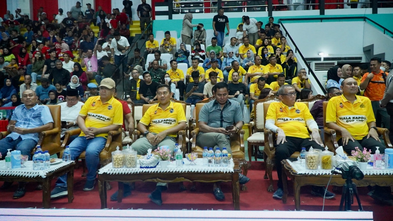 Gubernur Kalbar, Sutarmidji dan jajaran Forkopimda menyaksikan pertandingan antara Tim Voli Polda Kalbar melawan Polda Bali. (Foto: Biro Adpim For KalbarOnline.com)
