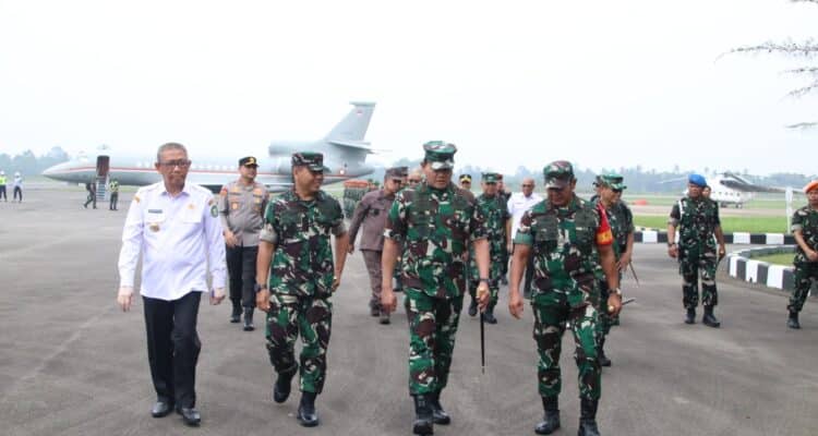 Gubernur Kalbar, Sutarmidji mendampingi Panglima TNI, Laksamana Yudo Margono kunjungan kerja di Provinsi Kalbar, Rabu (23/08/2028). (Foto: Jauhari)