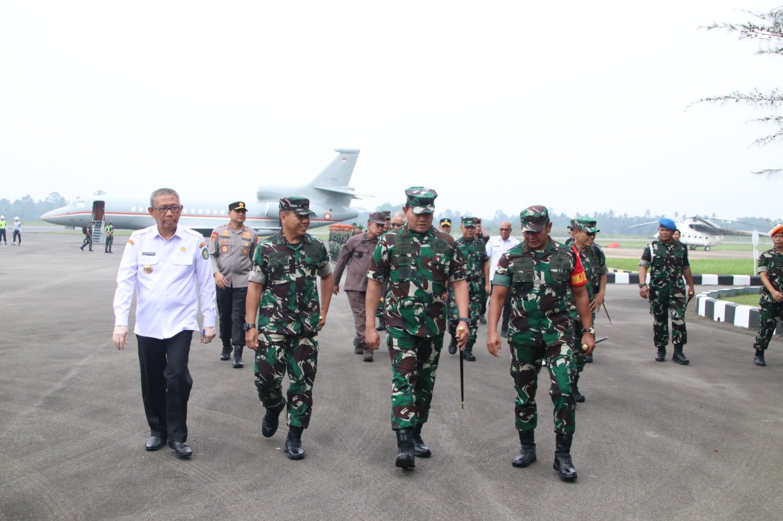 Gubernur Kalbar, Sutarmidji mendampingi Panglima TNI, Laksamana Yudo Margono kunjungan kerja di Provinsi Kalbar, Rabu (23/08/2028). (Foto: Jauhari)