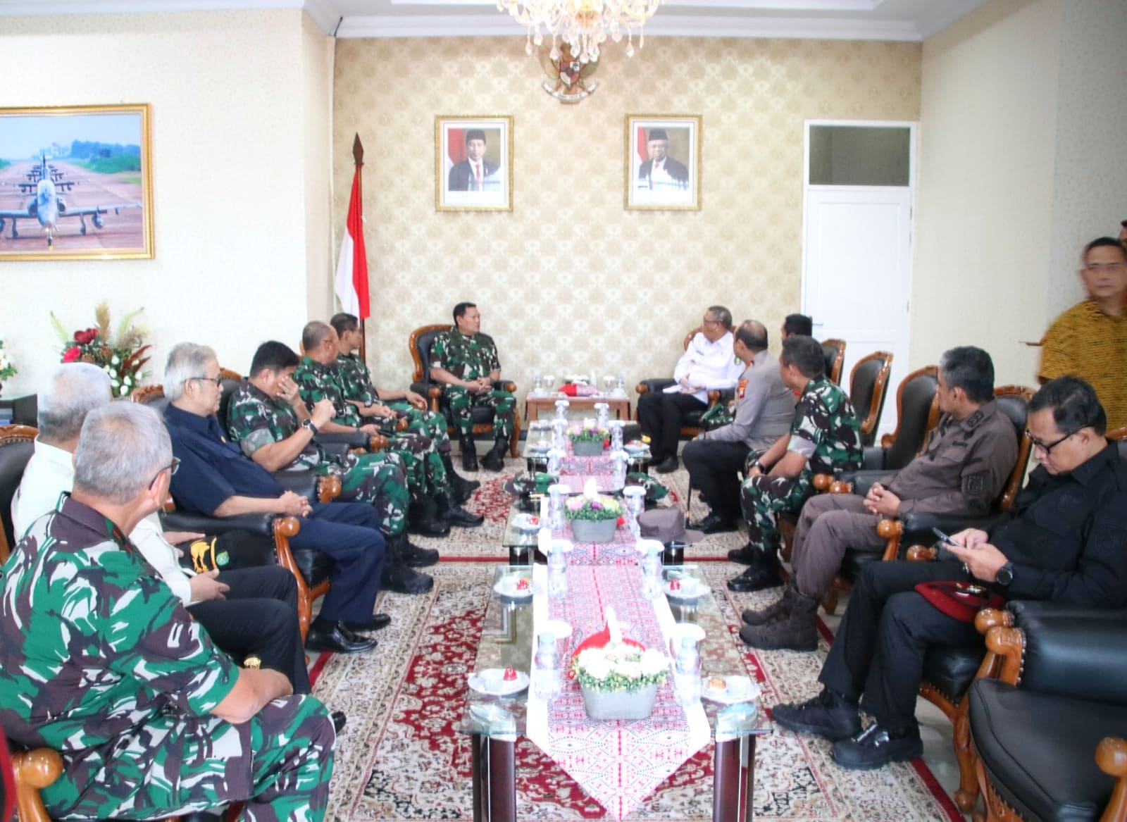Gubernur Kalbar, Sutarmidji bersama lainnya melakukan rapat koordinasi dengan Panglima TNI, Laksamana Yudo Margono, di Kantor Gubernur Kalbar, Rabu (23/08/2028). (Foto: Jauhari)