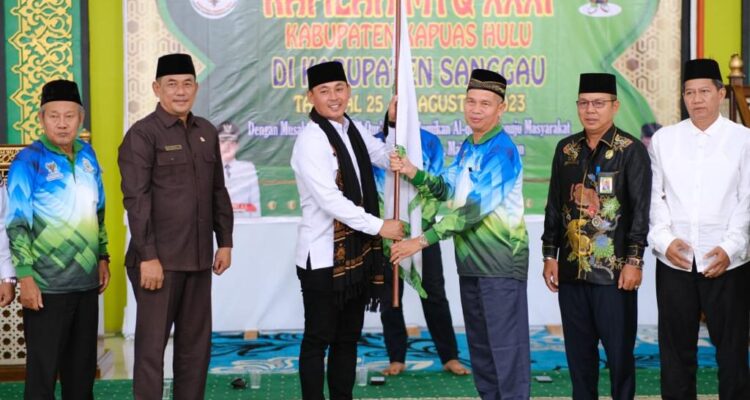 Wabup Kapuas Hulu, Wahyudi Hidayat melepas keberangkatan kafilah MTQ Kapuas Hulu untuk mengikuti MTQ Kalbar ke XXXI di Kabupaten Sanggau. (Ishaq/KalbarOnline.com)