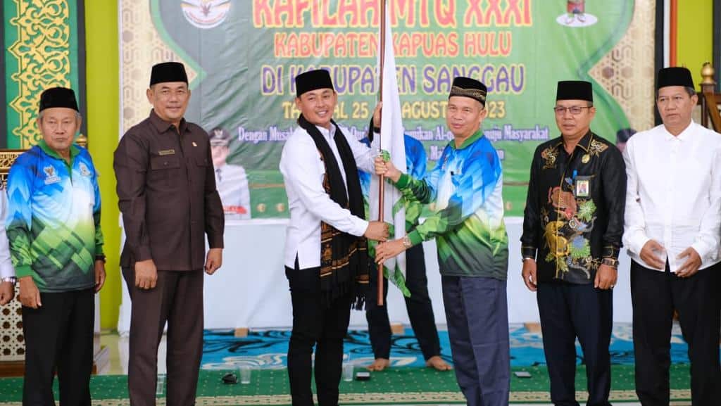 Wabup Kapuas Hulu, Wahyudi Hidayat melepas keberangkatan kafilah MTQ Kapuas Hulu untuk mengikuti MTQ Kalbar ke XXXI di Kabupaten Sanggau. (Ishaq/KalbarOnline.com)