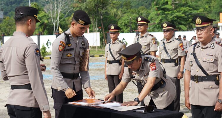 Kapolres Kayong Utara, AKBP Achmad Dharmianto memimpin apel serah terima jabatan, di Mako Polres Kayong Utara, Kamis (24/08/2023). (Foto: Santo)