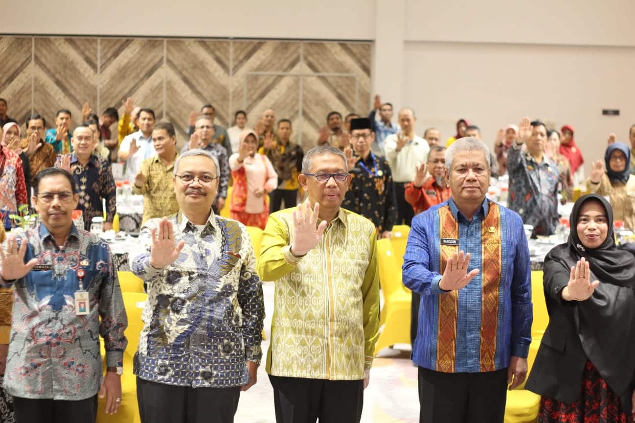 Foto bersama dalam acara Rapat Koordinasi Indeks Perilaku Anti Korupsi (IPAK) di Wilayah Kalimantan Barat, di Hotel Mercure, Kamis (24/08/2023). (Foto: Jauhari)