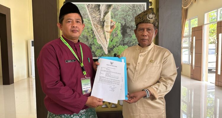 Bupati KKU, Citra Duani saat memberikan apresiasi kepada Kepala Bagian Prokopim, di Aula Istana Rakyat, Kecamatan Sukadana. (Foto: Santo)