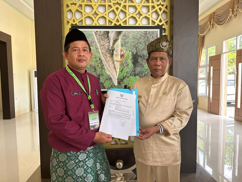 Bupati KKU, Citra Duani saat memberikan apresiasi kepada Kepala Bagian Prokopim, di Aula Istana Rakyat, Kecamatan Sukadana. (Foto: Santo)