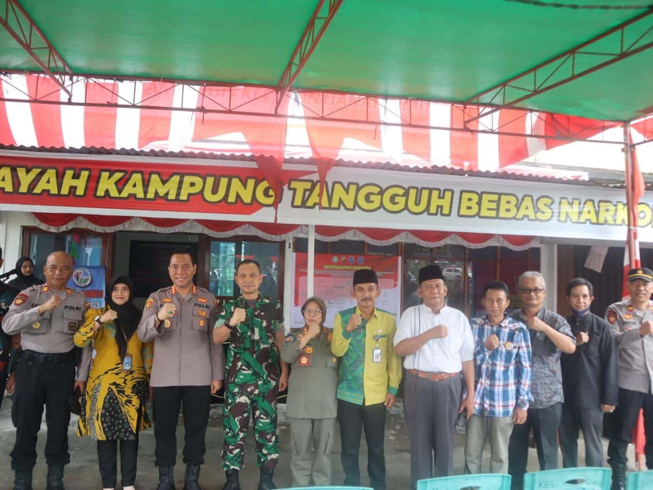 Foto bersama dalam acara peresmian pembentukan Kampung Tangguh Bebas Narkoba di Kelurahan Dalam Bugis Kecamatan Pontianak Timur, Jumat (25/08/2023). (Foto: Humas Polresta Pontianak)