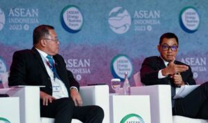 Kiri ke kanan: Dato' Indera Ir. Baharin (President and Chief Executive Officer of Tenaga Nasional Berhad, Malaysia), Darmawan Prasodjo (Direktur Utama PLN, Indonesia). (Foto: PLN)