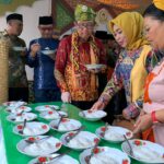 Gubernur Kalbar, Sutarmidji mencicipi cemilan khas Kabupaten Sanggau di stand pameran MTQ XXXI Kalbar milik Kabupaten Sanggau. (Foto: Jau/KalbarOnline.com)
