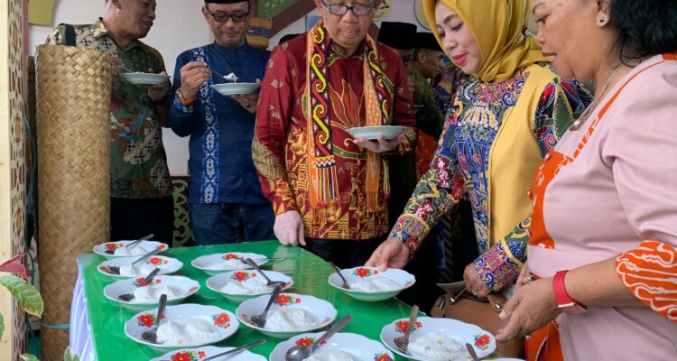 Gubernur Kalbar, Sutarmidji mencicipi cemilan khas Kabupaten Sanggau di stand pameran MTQ XXXI Kalbar milik Kabupaten Sanggau. (Foto: Jau/KalbarOnline.com)