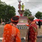 Gubernur Kalbar, Sutarmidji dan Bupati Sanggau, Polus Hadi melihat keberadaan patung Babai Cinga dan Daranante di Taman Sabang Merah. (Foto: Jauhari)
