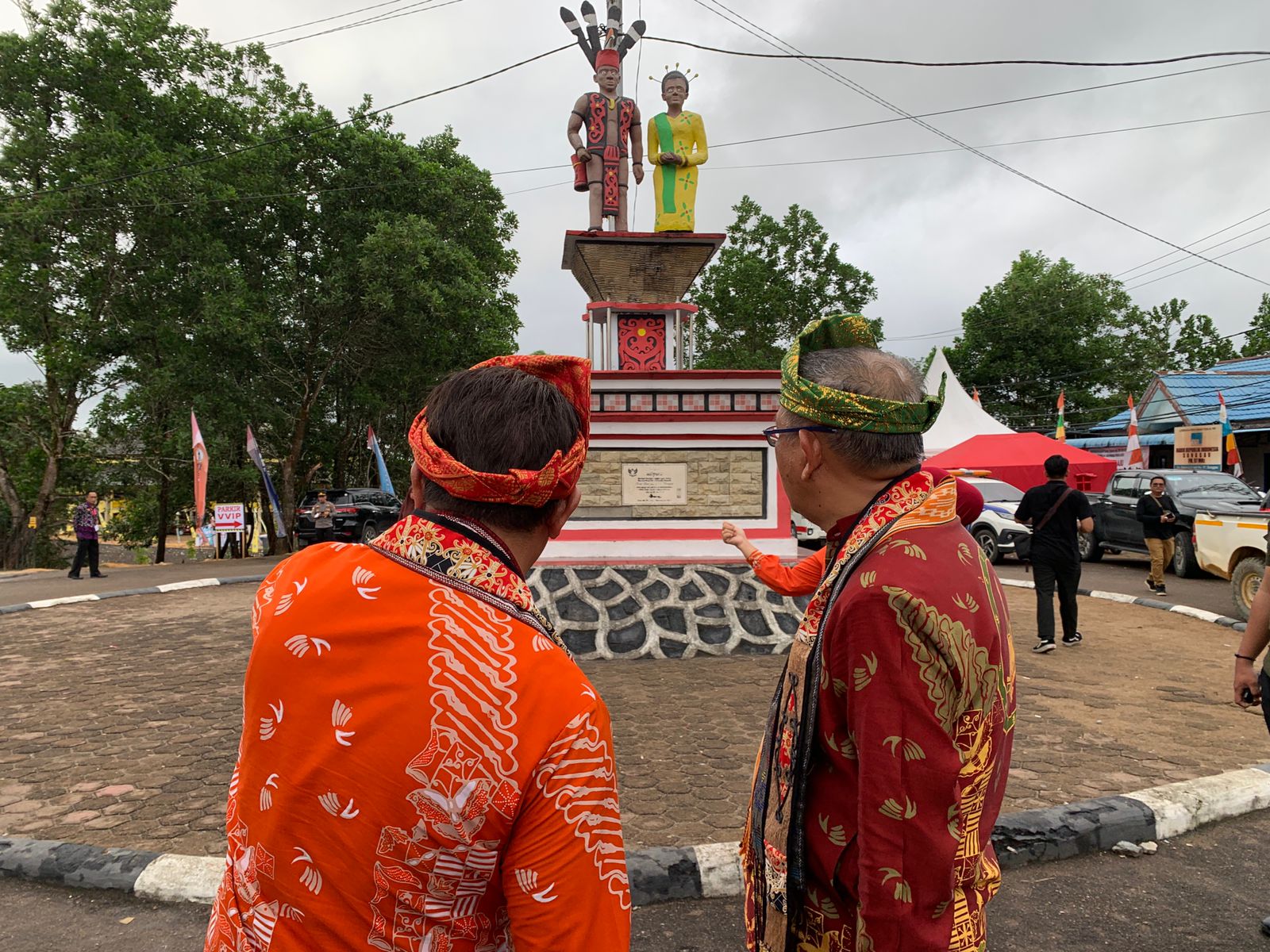 Gubernur Kalbar, Sutarmidji dan Bupati Sanggau, Polus Hadi melihat keberadaan patung Babai Cinga dan Daranante di Taman Sabang Merah. (Foto: Jauhari)