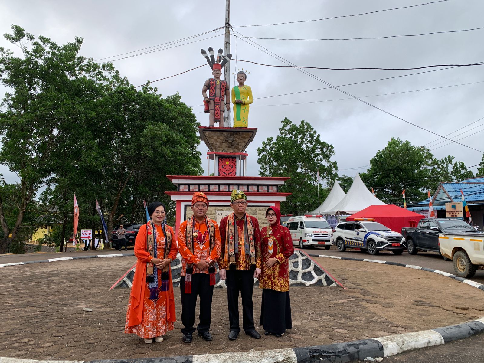 Gubernur Kalbar, Sutarmidji dan Bupati Sanggau, Polus Hadi foto bersama di depan patung Babai Cinga dan Daranante di Taman Sabang Merah. (Foto: Jauhari)