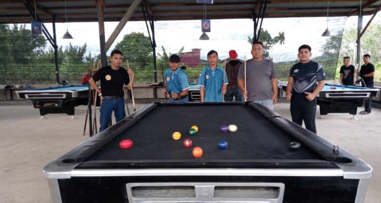 Ketua Pengkab POBSI, M Ishak Buntarman membuka open turnamen biliar Star Sport Biliar se-Kapuas Hulu. (Haq/KalbarOnline.com)