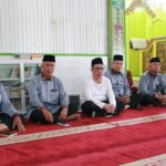 Ketua Umum LPTQ Kota Pontianak, Mulyadi (pakaian putih) menyaksikan para peserta dari Kafilah Kota Pontianak yang tengah tampil pada MTQ XXXI Kalbar. (Foto: Indri)