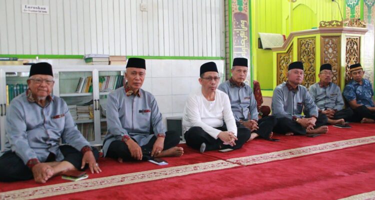Ketua Umum LPTQ Kota Pontianak, Mulyadi (pakaian putih) menyaksikan para peserta dari Kafilah Kota Pontianak yang tengah tampil pada MTQ XXXI Kalbar. (Foto: Indri)