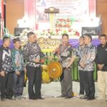 Staf Ahli Bupati Ketapang, Maryadi Asmu'ie membuka Pameran UMKM dan Festival Busana Adat Nusantara di Desa Sukamaju. (Foto: Adi LC)