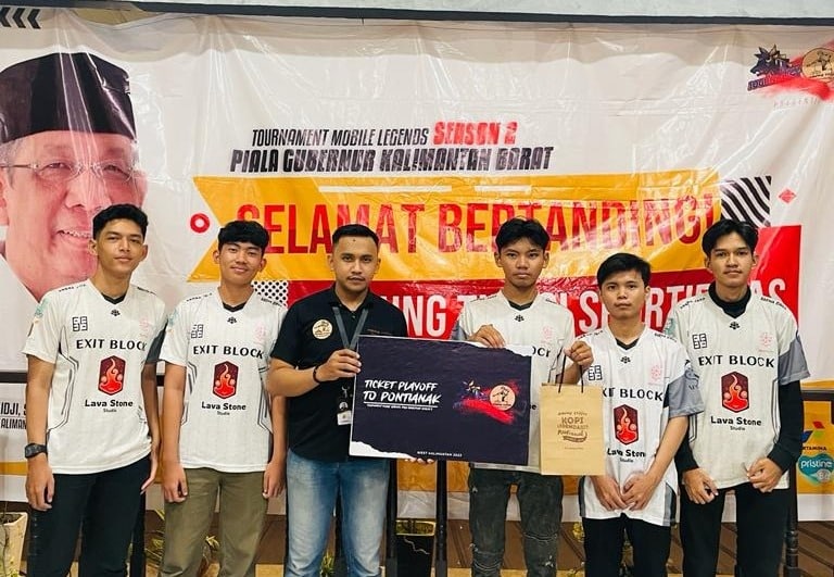 Perwakilan Aming Coffee Siantan menyerahkan play off Turnamen Mobile Legends Piala Gubernur Kalbar musim kedua kepada tim esport Exit Block (juara 1 kualifikasi) sebagai wakil Kota Pontianak. (Foto: Jauhari)