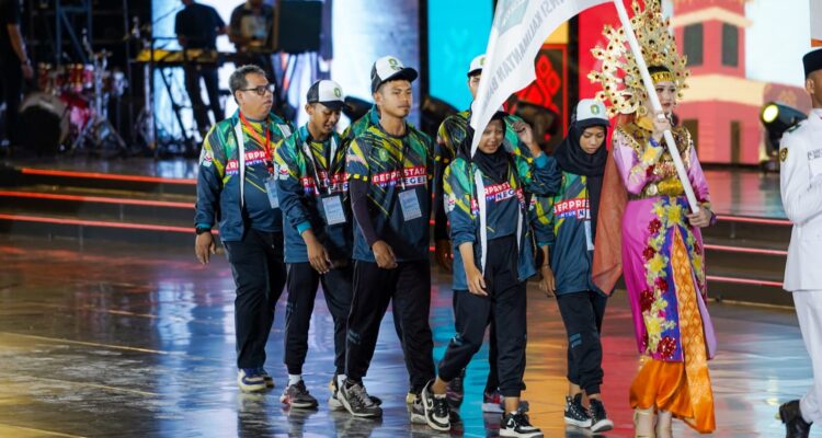 Atlet pelajar Kalbar mewakili kontingen Kalbar mengikuti defile seremoni pembukaan Popnas XVI Sumatera Selatan 2023 di PSCC, Kota Palembang, Minggu (27/08/2023) malam. (Disporapar Kalbar For KalbarOnline.com)