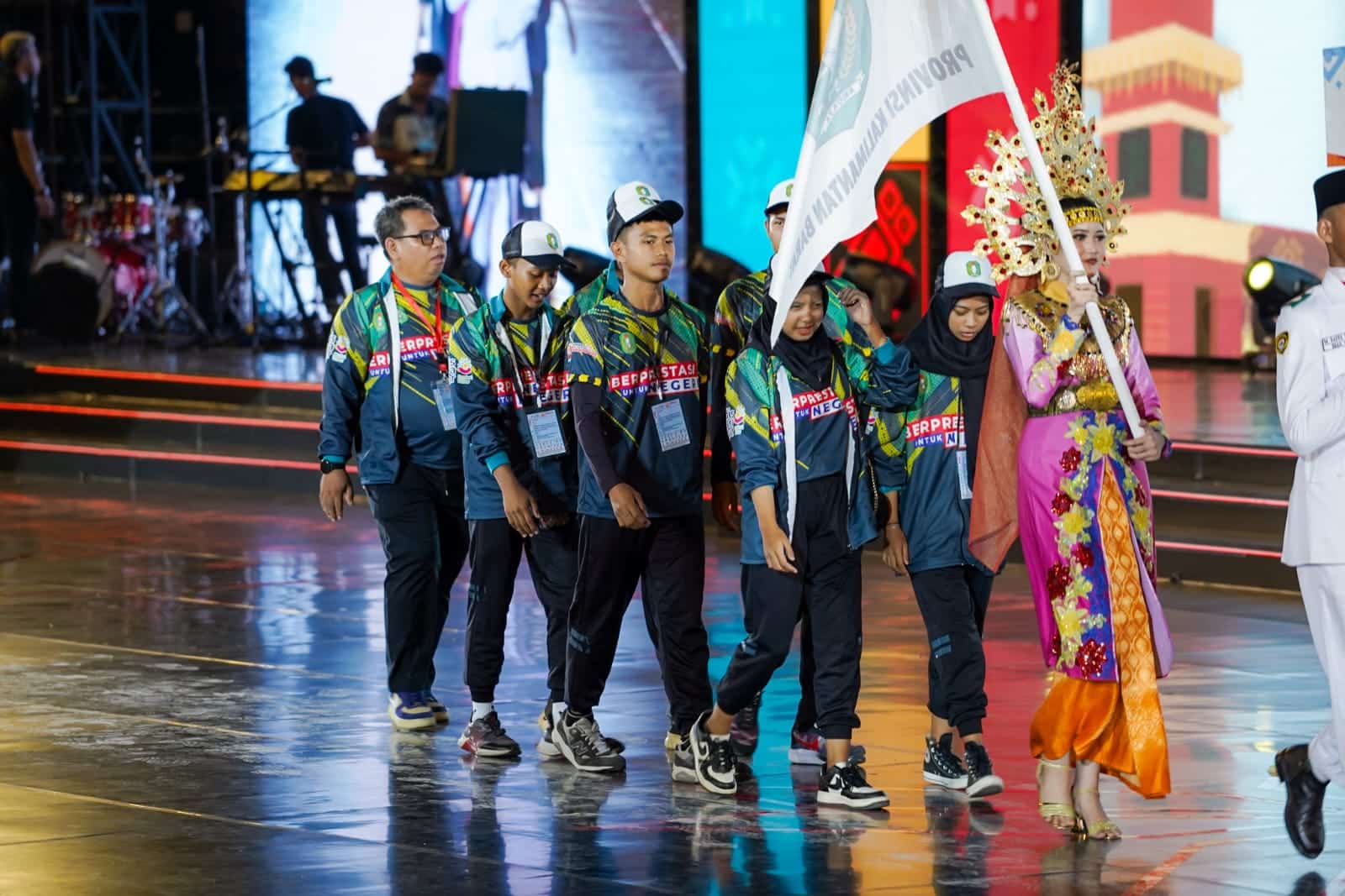 Atlet pelajar Kalbar mewakili kontingen Kalbar mengikuti defile seremoni pembukaan Popnas XVI Sumatera Selatan 2023 di PSCC, Kota Palembang, Minggu (27/08/2023) malam. (Disporapar Kalbar For KalbarOnline.com)