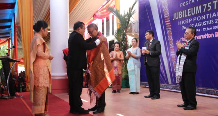 Gubernur Kalbar, Sutarmidji menghadiri perayaan Jubileum ke 75 HKBP Pontianak. (Foto: Jauhari)
